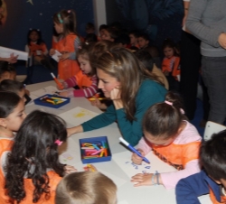 La Princesa de Asturias conversa con unos niños participantes en uno de los talleres