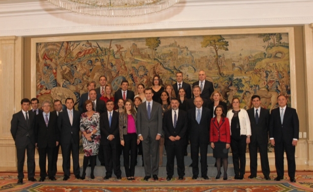 Sus Altezas Reales los Príncipes de Asturias junto a una representación de la Asociación para la Autorregulación de la Comunicación Comercial "Autocon