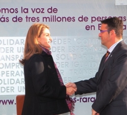 Doña Letizia es recibida a su llegada por el presidente de FEDER, Juan Carrión