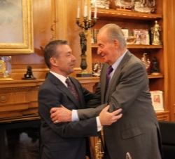Su Majestad el Rey recibe el saludo del presidente de Canarias, Paulino Rivero