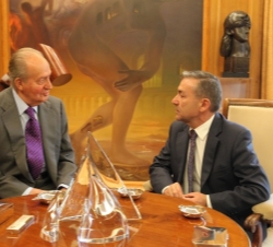 Don Juan Carlos conversa con el presidente de Canarias, Paulino Rivero