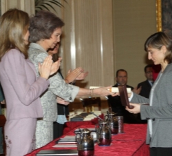 Doña Sofía entrega el galardón a la hermana Superiora General de la congregación de las Hermanas Oblatas del Santísimo Redentor, Lourdes Perramon