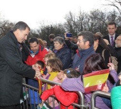 Don Felipe saluda a unos niños que le recibieron a su llegada al Monasterio de Yuste