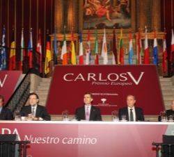 Don Felipe en la mesa presidencial acompañado por el presidente del Gobierno, el primer ministro de la República Portuguesa, el presidente de la Junta