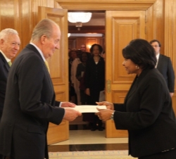 Su Majestad el Rey recibe las Cartas Credenciales de la embajadora de la República de Namibia, Friedra Nangulaha Ithete