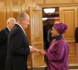 Don Juan Carlos recibe las Cartas Credenciales de la embajadora de la República Unida de Tanzania, Begum Karim-Taj