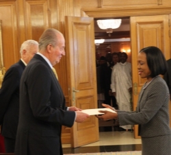 Su Majestad el Rey recibe las Cartas Credenciales de la embajadora de Jamaica, Vilma Kathleen McNish