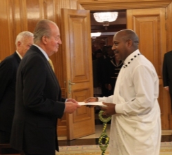 Don Juan Carlos recibe las Cartas Credenciales del embajador de la República Ruandesa, Jacques Kabale Nyangezi