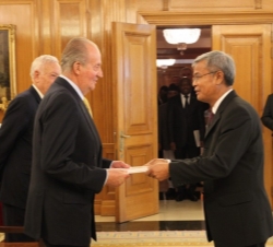 Don Juan Carlos recibe las Cartas Credenciales del embajador de la República Democrática Popular de Laos, Khouanta Phalivong