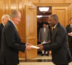 Su Majestad el Rey recibe las Cartas Credenciales del embajador de la República de Togo, Calixte Batossie Madjoulba