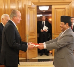 Don Juan Carlos recibe las Cartas Credenciales del embajador de la República de Nepal, Mohan Krishna Shrestha