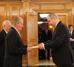 Su Majestad el Rey recibe las Cartas Credenciales del embajador de la República de Belarús, Pavel Pavlovitch Latushka