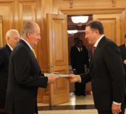 Don Juan Carlos recibe las Cartas Credenciales del embajador de la República de Turkmenistán, Berdymurat Redjepov