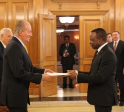 Su Majestad el Rey recibe las Cartas Credenciales del embajador de la República de Benin, Jules-Armand Aniamboussou