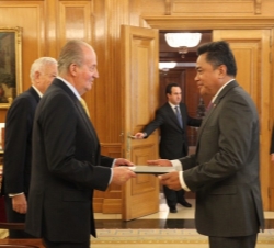 Don Juan Carlos recibe las Cartas Credenciales del embajador del Estado Independiente de Samoa, Fatumanava Dr. Pa'olelei Luteru