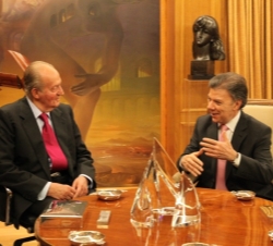 Su Majestad el Rey conversa con Su Excelencia el Presidente de la República de Colombia, Sr. Juan Manuel Santos Calderón