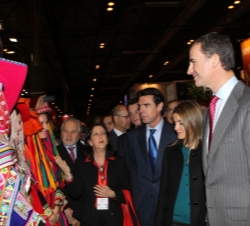 Sus Altezas Reales los Príncipes de Asturias durante su recorrido por la Feria Internacional de Turismo-FITUR