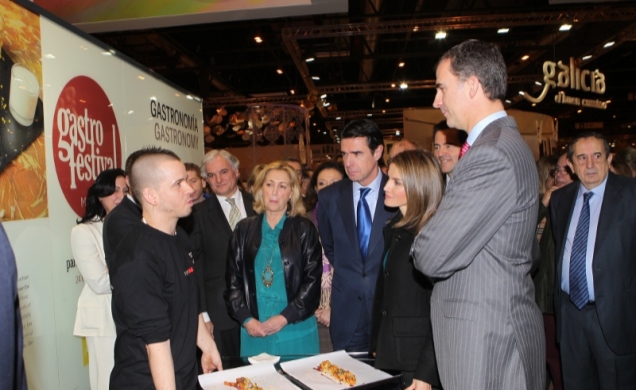 Sus Altezas Reales los Príncipes de Asturias conversan con el chef David Muñoz durante su recorrido por la Feria Internacional de Turismo-FITUR