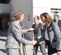 Doña Sofía es recibida a su llegada por la secretaria de Estado de Investigación, Desarrollo e Innovación, Carmen Vela