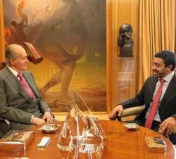 Su Majestad el Rey conversa con el ministro de Asuntos Exteriores de los Emiratos Árabes Unidos, Su Alteza el Jeque Abdullah Bin Zayed Al Nahyan