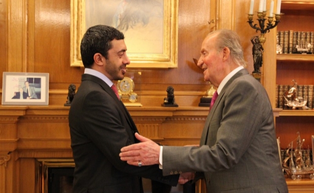 Don Juan Carlos recibe el saludo del ministro de Asuntos Exteriores de los Emiratos Árabes Unidos, Su Alteza el Jeque Abdullah Bin Zayed Al Nahyan