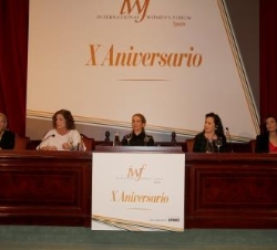 Doña Elena acompañada de la alcaldesa de Madrid, la subsecretaria de Sanidad, Servicios Sociales e Igualdad, la vicepresidenta del International Women