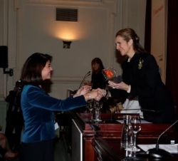 Doña Elena hace entrega del galardón a la directora general Internacional de Acciona, S.A