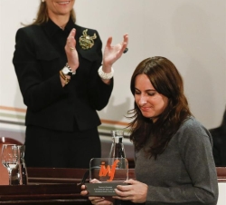 Su Alteza Real la Infanta Doña Elena hace entrega del galardón a la hermana de María de Villota