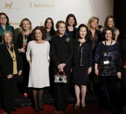 Fotografía de familia de la Infanta Doña Elena acompañada de la alcaldesa de Madrid, Ana Botella, y las galardonadas con los "Premios a las Mujer