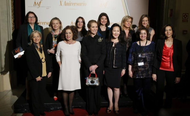 Fotografía de familia de la Infanta Doña Elena acompañada de la alcaldesa de Madrid, Ana Botella, y las galardonadas con los "Premios a las Mujeres lí