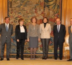 Doña Sofía acompañada por la presidenta, el secretario general, el tesorero y los vocales de la Comisión Permanente del Patronato de UNICEF Comité Esp