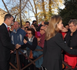 Los Príncipes de Asturias reciben el saludo de las personas que se encontraban en las inmediaciones del Palacio de Carlos V de Granada 