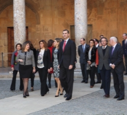 Don Felipe y Doña Letizia acompañados por las autoridades presentes en la visita a la exposicion