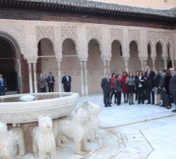 Sus Altezas Reales los Príncipes de Asturias acompañados por las autoridades presentes en el acto a su paso por el Patío de Los Leones