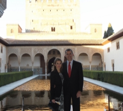 Sus Altezas Reales los Príncipes de Asturias durante su recorrido por la exposición "Arte y Culturas de al-Andalus. El poder de La Alhambra"