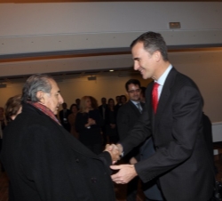 El Príncipe de Asturias es saludado por el premiado, Eduardo Lizalde, en presencia de Doña Letizia