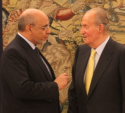 Su Majestad el Rey conversa con el Sr. Hamadi Yebali, ex primer ministro de la República Tunecina.