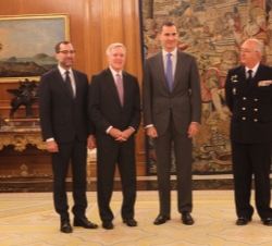 Don Felipe acompañado por el secretario de la Armada de los EE.UU, del embajador de EE.UU en España, y del jefe del Estado Mayor de la Armada española