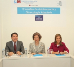 Su Majestad la Reina, junto al presidente de la Comunidad de Madrid, Ignacio González, y la ministra de Sanidad, Servicios Sociales e Igualdad, Ana Ma