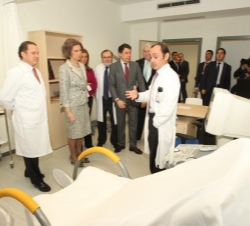 Doña Sofía, durante su visita a la consulta de Ginecología Adaptada