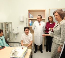 Su Majestad la Reina durante la visita por la consulta de Dermatología Infantil