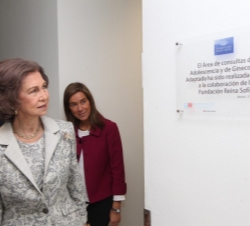 Doña Sofía observa la placa conmemorativa de la colaboración de la Fundación Reina Sofía
