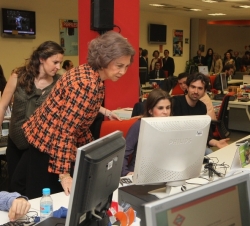 la Reina durante su visita a la agencia de noticias Servimedia
