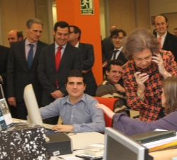 Doña Sofía visita la redacción de la agencia de noticias Servimedia