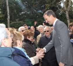 Don Felipe es saludado por las personas que acudieron al Monasterio de Poblet