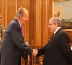Don Juan Carlos recibe el saludo del ministro de Asuntos Exteriores de Argelia, Ramtane Lamamra
