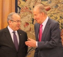 Su Majestad el Rey conversa con el ministro de Asuntos Exteriores de Argelia, Ramtane Lamamra
