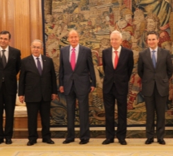 Don Juan Carlos, el ministro de Asuntos Exteriores de Argelia, el ministro de Asuntos Exteriores y de Cooperación español, y los respectivos embajador