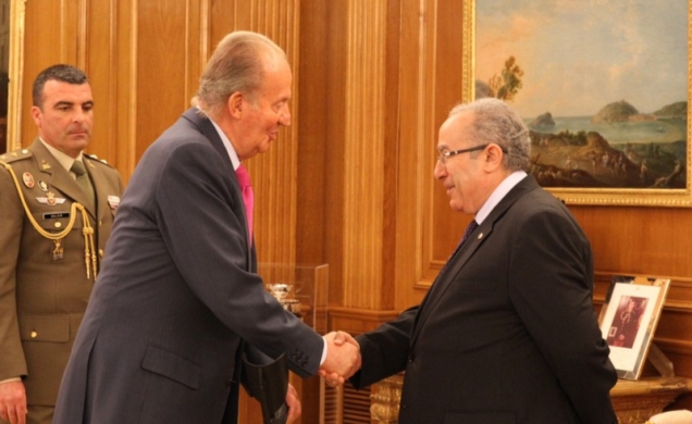 Don Juan Carlos recibe el saludo del ministro de Asuntos Exteriores de Argelia, Ramtane Lamamra