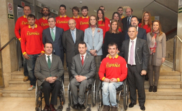 Doña Elena, con las autoridades asistentes y los miembros del Equipo Paralímpico Español que participará en los Juegos de Invierno de Sochi